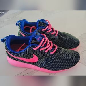 Nike Roshe One Women's Athletic Shoes US Size 7.5 - Used